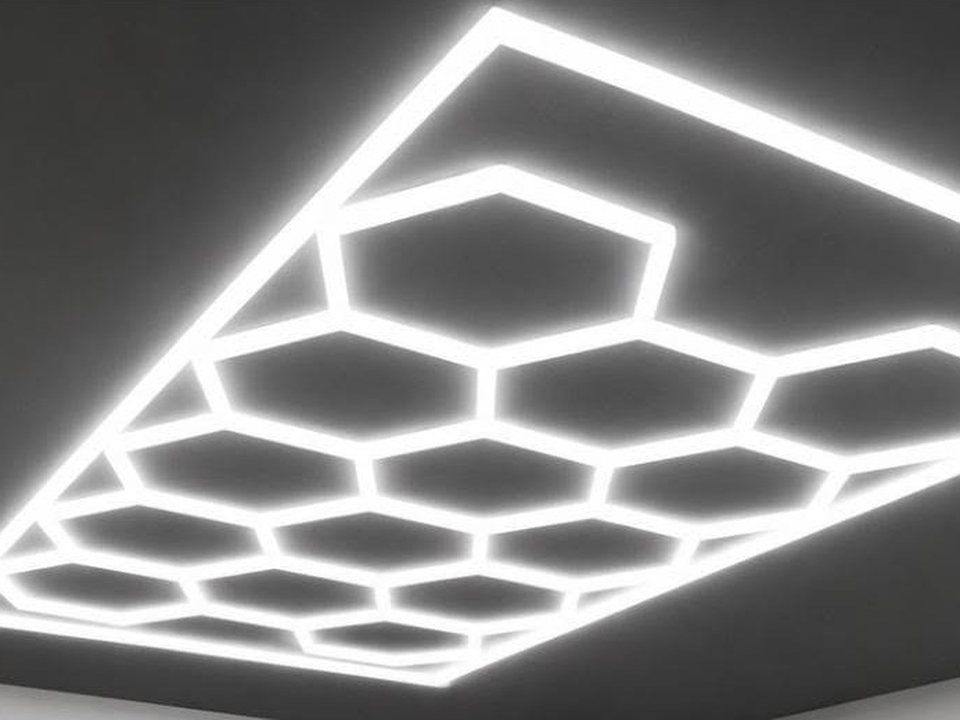 Panel LED hexagonal instalado en el techo de un taller